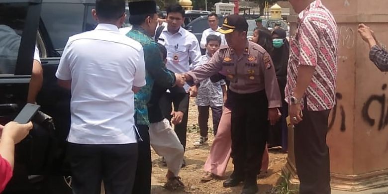 Polri Benarkan Foto Yang Beredar Sebagai Pelaku Penusukan Wiranto Halaman All Kompas Com