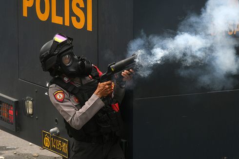 Kontras Minta Polisi Hentikan Tembakan Gas Air Mata ke Arah Demonstran Penolakan UU Cipta Kerja