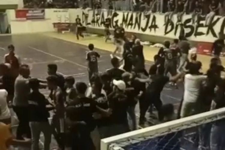 Tangkapan layar kericuhan dalam pertandingan futsal pelajar di GOR Bhuana Patra Singaraja, Buleleng, Bali, pada Rabu (21/12/2022) malam.