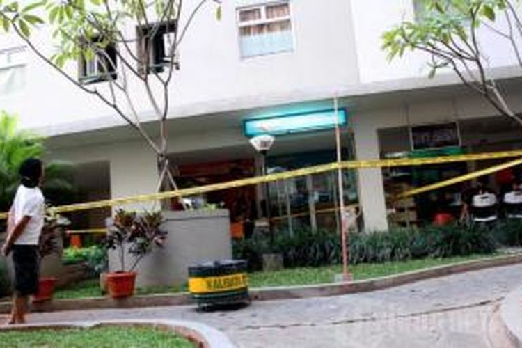 Garis polisi dipasang di lokasi tewasnya salah satu pelaku pembunuhan terhadap Holly Angelia (38), di bawah 9A Tower Ebony, Apartemen Kalibata City, Kalibata, Jakarta Selatan, Kamis (10/10/2013).