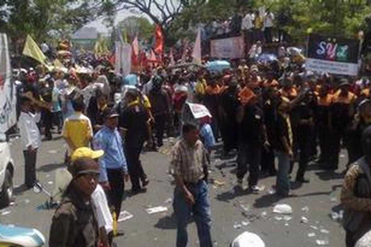 Ribuan massa pendukung pasangan bakal calon (Balon) Gubernur Sulsel, Syahrul Yasin Limpo-Agus Arifin Nu'mang berkumpul di depan kantor Komisi Pemilihan Umum (KPU) Sulsel, Jl AP Pettarani, Makassar, Jumat (14/09/2012).