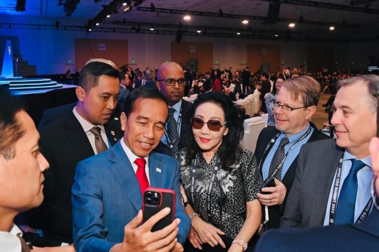 Presiden Joko Widodo saat dikerubungi para CEO perusahaan usai memberikan pidato pada APEC CEO Summit yang digelar di San Fransisco pada Kamis (16/11/2023) waktu setempat.