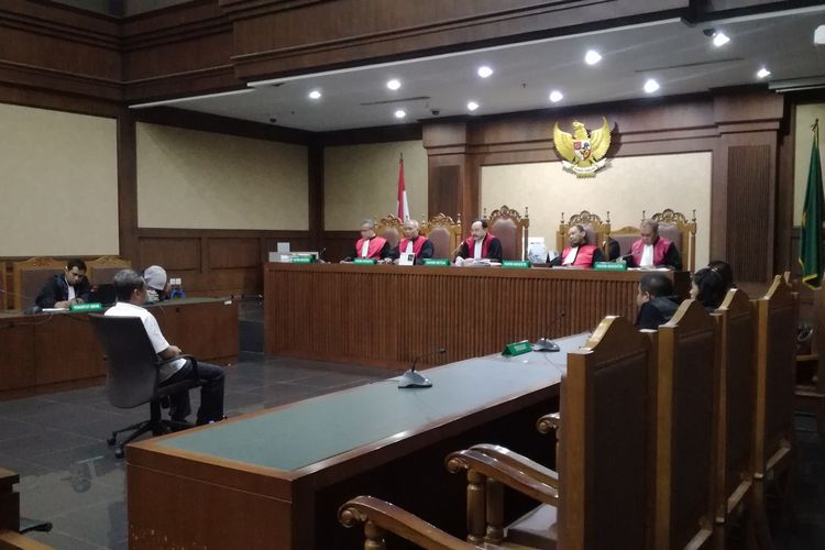 Mantan Senior Manager Pemasaran PT Hutama Karya Bambang Mustaqim divonis 5 tahun penjara dan denda Rp 200 juta subsider 3 bulan kurungan oleh majelis hakim pada Pengadilan Tindak Pidana Korupsi, Jakarta, Rabu (7/8/2019).
