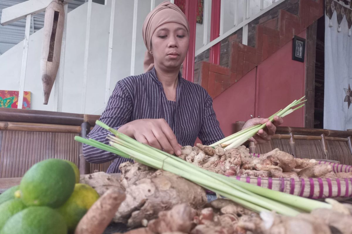 Prasasti Pratma Keswari (40) warga Kampung Sibak, Kelurahan Pengen Jurutengah, Kecamatan Purworejo Kabupaten Purworejo, Jawa Tengah mengolah rempah jadi minumah segar.