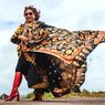 Intip Gaya Susi Pudjiastuti dengan Karya Anne Avantie untuk Hari Batik