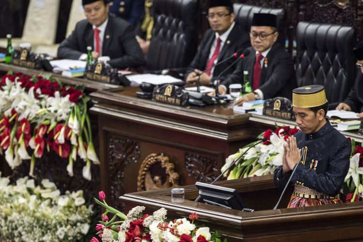 Presiden Joko Widodo memberi salam sebelum menyampaikan pidato kenegaraan saat Sidang Tahunan MPR Tahun 2017 di Kompleks Parlemen, Senayan, Jakarta, Rabu (16/8/2017). Sidang tersebut beragendakan penyampaian pidato kenegaraan Presiden Joko Widodo dalam rangka HUT Ke-72 Kemerdekaan Republik Indonesia.
