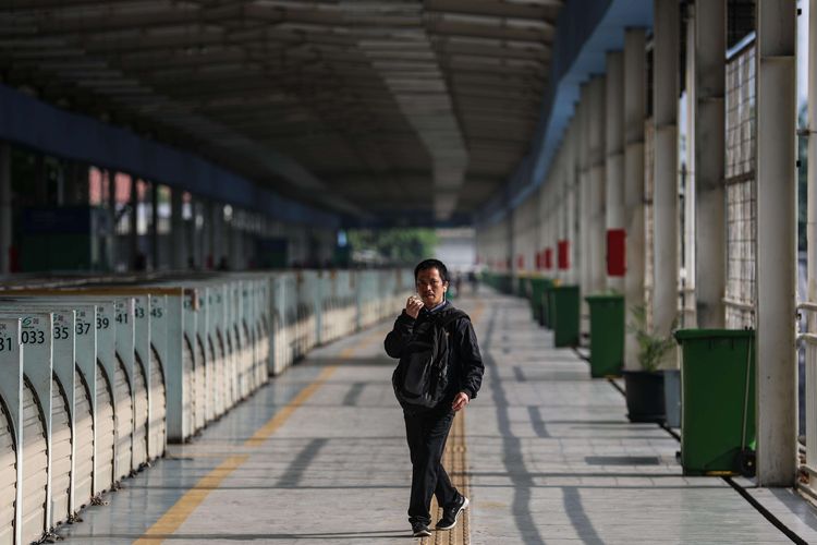 Seorang warga menggunakan jembatan penyeberangan multiguna di Tanah Abang, Jakarta Pusat, Sabtu (28/3/2020). Perumda Pasar Jaya memutuskan untuk menutup sementara Blok A, Blok B, dan Blok F dan hanya membuka Blok G, itu pun dibatasi hanya pedagang bahan pangan saja yang diperbolehkan berjualan. Penutupan sementara dilakukan untuk mencegah penyebaran virus corona tipe 2 (SARS-CoV-2) yang menyebabkan covid-19.