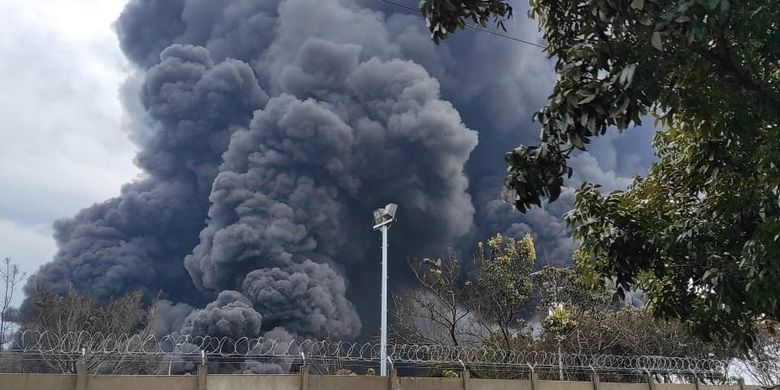 A fire engulfed part of the Balongan refinery in West Java in the wee hours of Monday, March 29, forcing state oil company Pertamina to shut the refinery and evacuate hundreds of affected residents living in the area. 