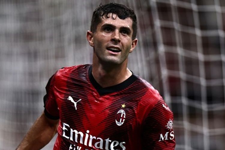 Penyerang sayap AC Milan asal Amerika Serikat, Christian Pulisic, melakukan selebrasi usai menjebol gawang Torino pada laga pekan kedua Liga Italia Serie A 2023-2024 di Stadion San Siro, Sabtu (26/8/2023) malam waktu setempat. Terkini, Pulisic berpotensi bermain ketika Milan bertanding melawan Inter dalam pekan keempat Serie A 2023-2024. Laga Inter vs Milan berlangsung di Stadion Giuseppe Meazza pada Sabtu (16/9/2023). (Foto oleh MARCO BERTORELLO/AFP)