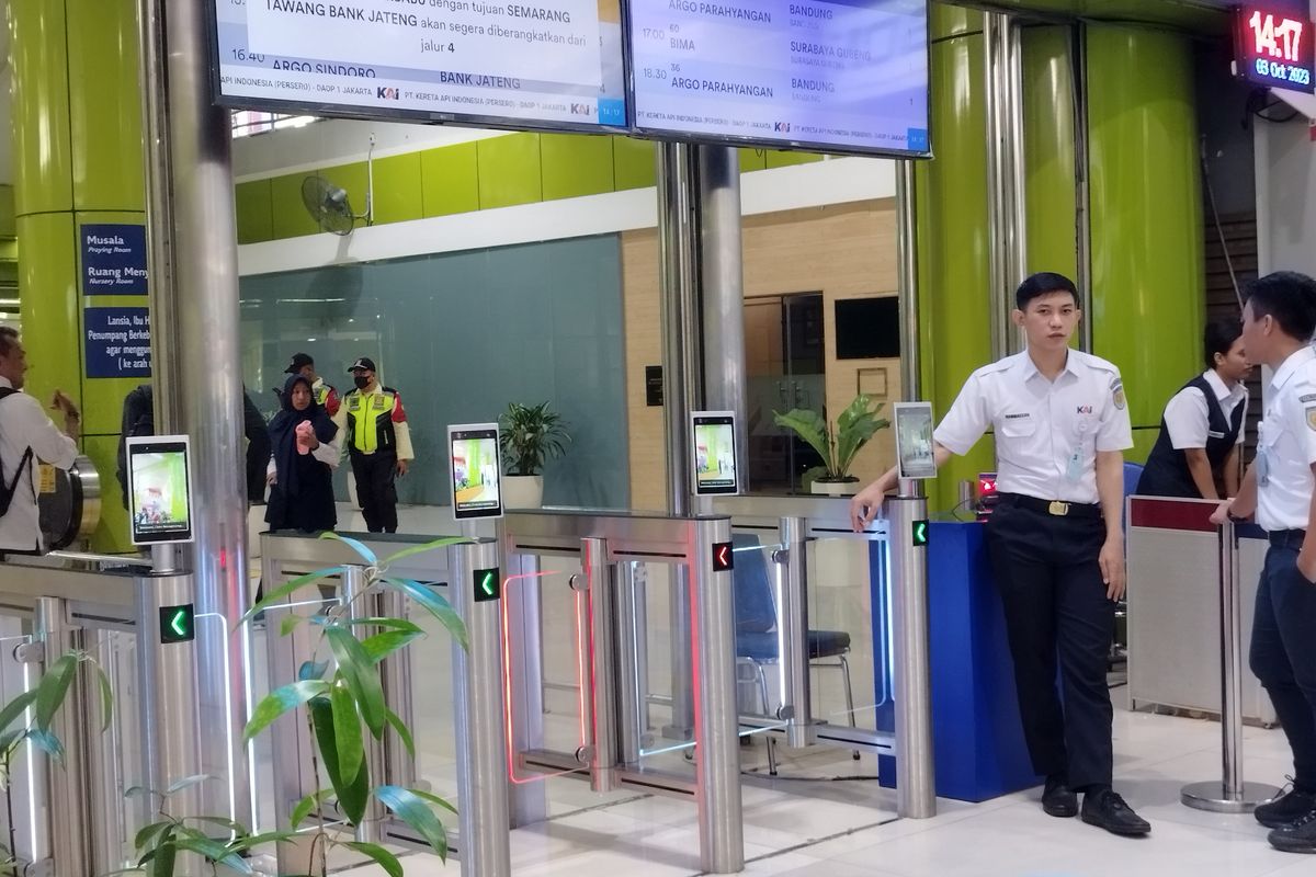 Sistem face recognition di Stasiun Gambir, Jakarta Pusat. Penumpang hanya perlu memindai wajah tanpa harus menunjukkan kartu identitas untuk check-in jelang boarding sebelum perjalanan, Selasa (2/10/2023). (KOMPAS.com/XENA OLIVIA)