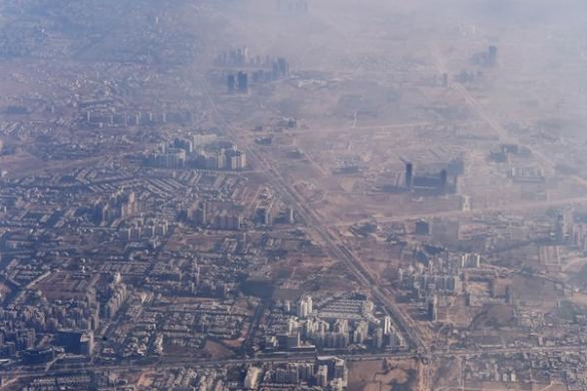 Foto yang diambil pada 2014 ini memperlihatkan asap tebal akibat polusi menutupi kota New Delhi, India.