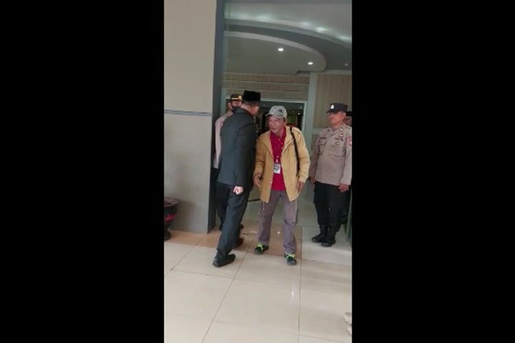 Video ketua DPRD Luwu Timur beredar luas di whatsApp group, dalam video yang berdurasi 24 detik itu nampak ketua DPRD Luwu Timur Aripin bergegas memasuki gedung DPRD Luwu Timur, mengenakan pakaian Jas hitam, kopyah hitam dan disambut warga dan personel Satpol PP Luwu Timur, Rabu (8/3/2023)