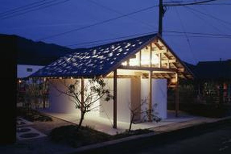 Toilet ini berada di area yang disebut sebagai Hishio-no-Sato (tempat asal kecap). Yakni tempat di mana arsitektur pabrik pra-modern pembuatan saus kecap di Jepang masih cukup banyak.