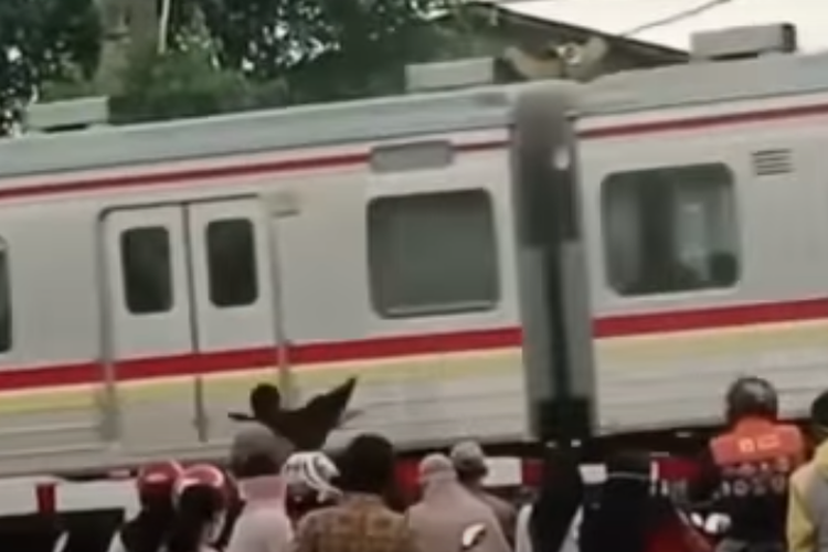 Detik-detik Pria Lempar Batu ke KRL. Kereta Commuter Line yang sedang melintas dilempari batu oleh orang yang diduga mengalami gangguan jiwa di pelintasan Manggarai, Tebet, Jakarta.