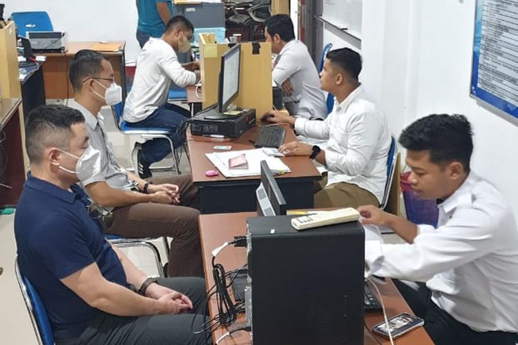 Pemeriksaan petugas Imigrasi Nunukan Kaltara terhadap tiga WNA yang diamankan Satgas Marinir XVII Ambalat akibat hasil jepretan obyek vital TNI di handpone mereka