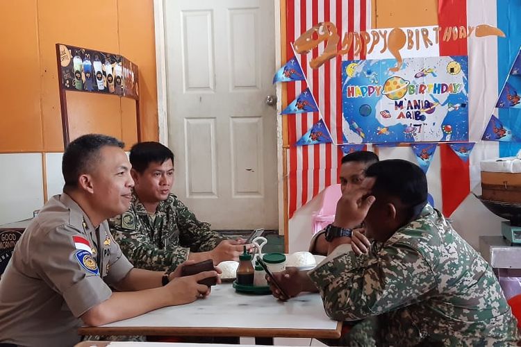 LO POLRI Tawau AKBP.Ahmad Fadilan saat berkoordinasi dengan Aparat Keamanan di Sabah yang terlibat dalam melakukan pengamanan dan patroli perbatasan, dalam rangka pengendalian Covid (Fadilan)-19 dan pencegahan pelanggaran maupun aksi kejahatan di perbatasan Tawau-Nunukan.