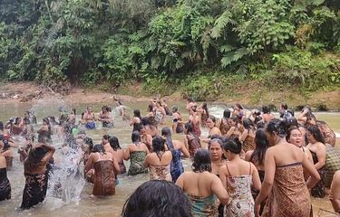 Tradisi Neres, Saat Ibu-ibu Mandi Bersama di Sungai Lebak Halaman ...