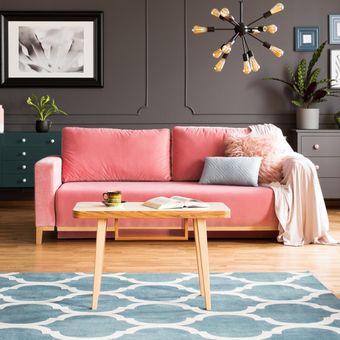 Ilustrasi sofa berwarna pink
