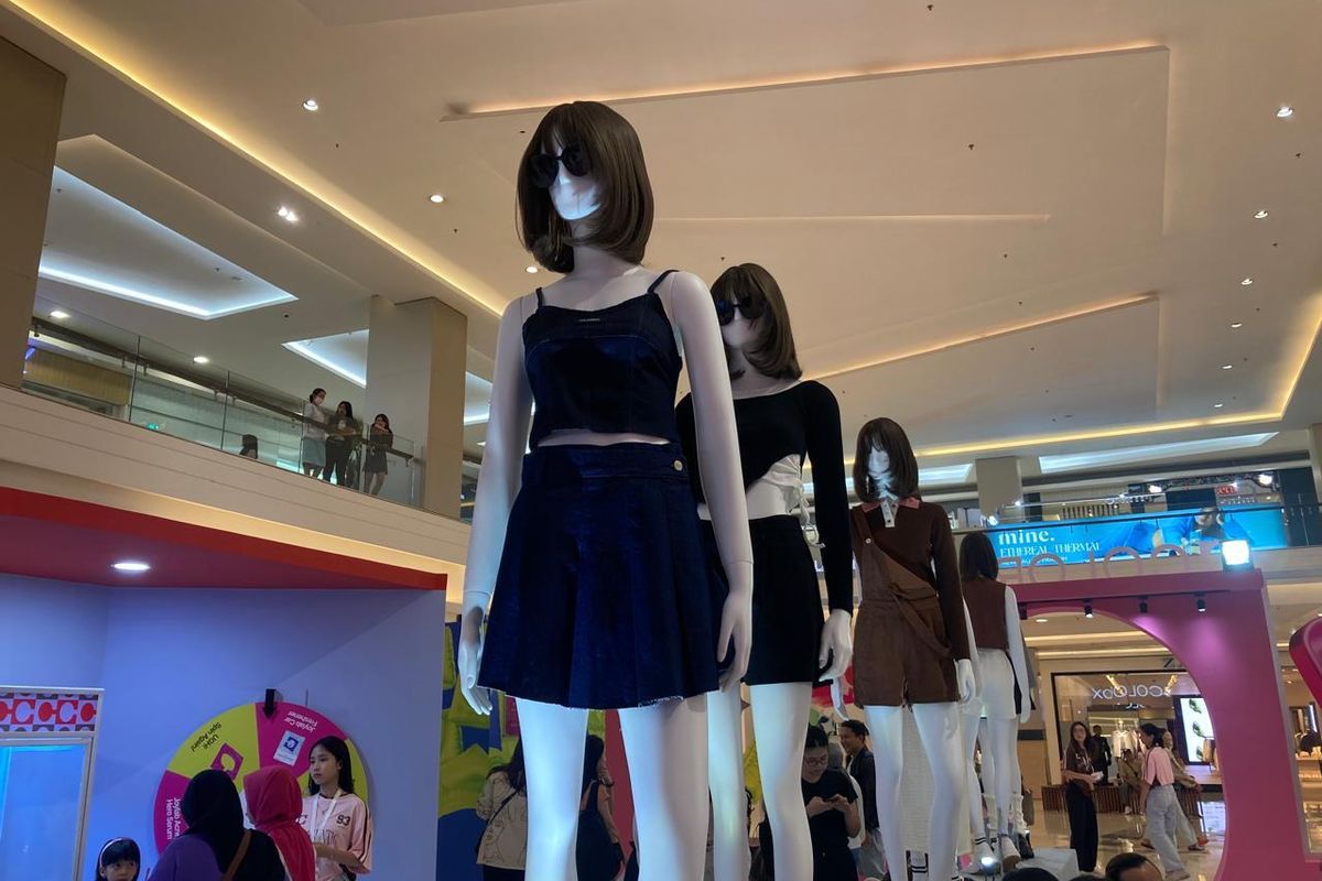 Instalasi Colorbox yang bertajuk Never Just One Thing di Fashion Atrium, Kota Kasablanka, Jakarta, yang berlangsung pada 26-30 Juni 2024. Dalam instalasi ini, ada beragam kegiatan untuk dilakukan pengunjung, termasuk menyusun suvenir sendiri dan menggunakan fitting room tematik.