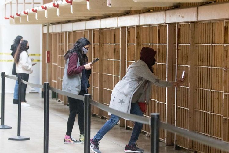 Wisatawan yang berkunjung ke Penjara Alcatraz di San Francisco yang saat ini telah membuka kembali tur dalam ruangan (Douglas Zimmerman/SFGATE).