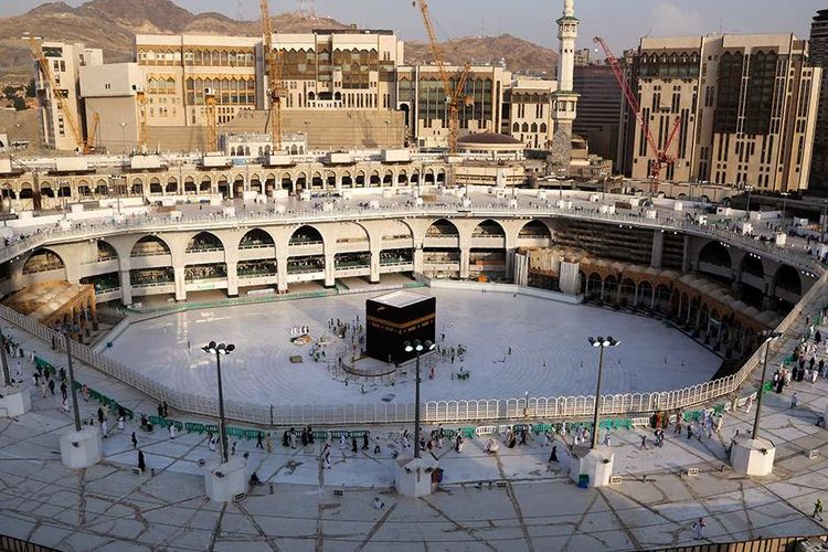 Situasi di sekitar Ka'bah, di dalam Masjidil Haram, Arab Saudi, kosong dari para jemaah saat diberlakukan sterilisasi, Kamis (5/3/2020). Terkait merebaknya virus corona, Pemerintah Arab Saudi menutup sementara kegiatan umrah dan melakukan sterilisasi di sekitar Ka'bah termasuk lokasi untuk melakukan sa'i di antara Bukit Safa dan Marwah.