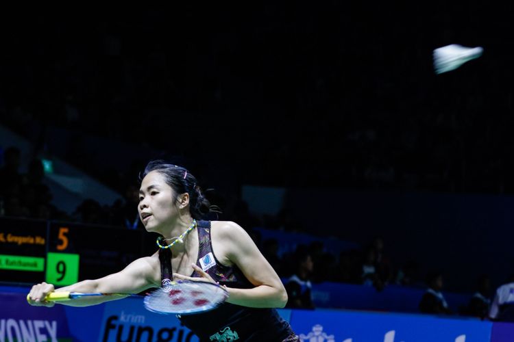 Pebulu tangkis tunggal putri Thailand, Ratchanok Intanon mengembalikan bola ke arah pasangan asal indonesia, Gregoria Mariska dalam laga babak kedua Indonesia Open 2018 di Istora Senayan, Jakarta, Kamis (5/7/2018). Pebulu tangkis tunggal putri Thailand, Ratchanok Intanon menang dengan skor 21-11 17-21 21-14.