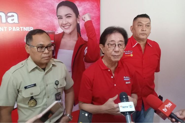 Direktur Marketing Sido Muncul Irwan Hidayat (tengah) bersama Rektor Unjani Profesor Hikmahanto Juwana (kiri) dan bintang iklan Kuku Bima Donny Kesuma (kanan). 