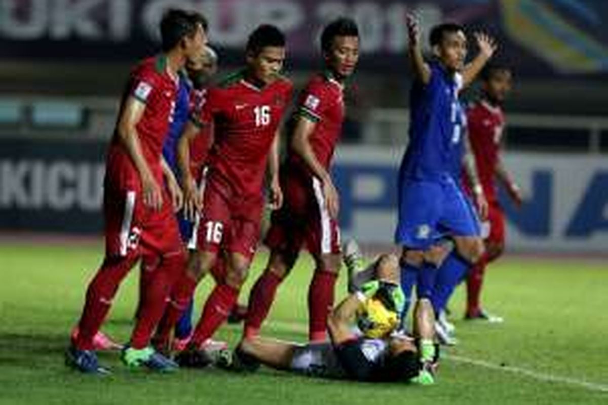Penjaga gawang Thailand Kawin Thamsatchanan berhasil menyelamatkan gawang saat bertanding melawan Indonesia pada laga final Piala AFF Suzuki Cup 2016 leg pertama di Stadion Pakansari, Cibinong, Bogor, Jawa Barat, Rabu (14/12/2016). Indonesia menang 2-1 atas Thailand dan akan bertanding di final Piala AFF Suzuki Cup 2016 leg kedua di Stadion Rajamangala, Thailand, Sabtu (17/12/2016) mendatang.