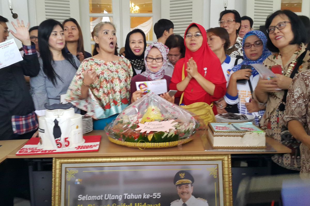 Kue ulang tahun dan tumpeng untuk Gubernur DKI Jakarta Djarot Saiful Hidayat. Kue tersebut dibawa ke Balai Kota oleh para pendukung tepat di hari ulang tahun Djarot, Kamis (6/7/2017).