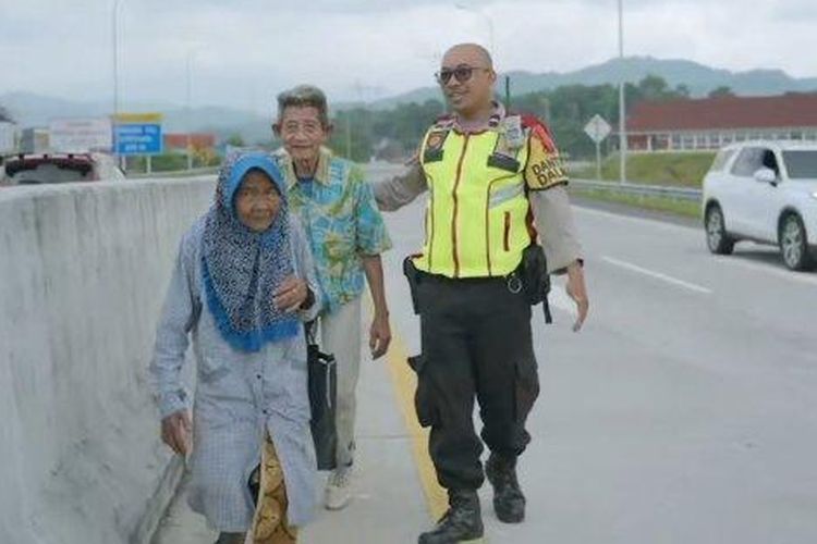 Kakek dan nenek jalan kaki di jalan tol hendak temui cucunya, Rabu (26/4/2023).