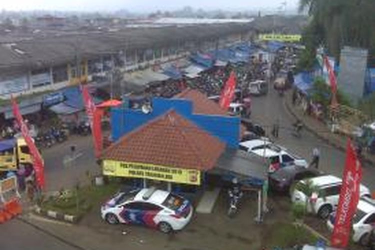 Arus kendaraan di Jalur Pasar Singaparna mulai dipadati kendaraan sejak pukul 09.00, Sabtu (10/8/2013) pagi. 