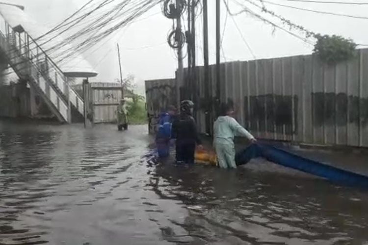 Banjir di perempatan Seskoal Jalan Ciledug Raya, Kebayoran Lama, Jakarta Selatan pada Minggu (7/11/2021) siang.