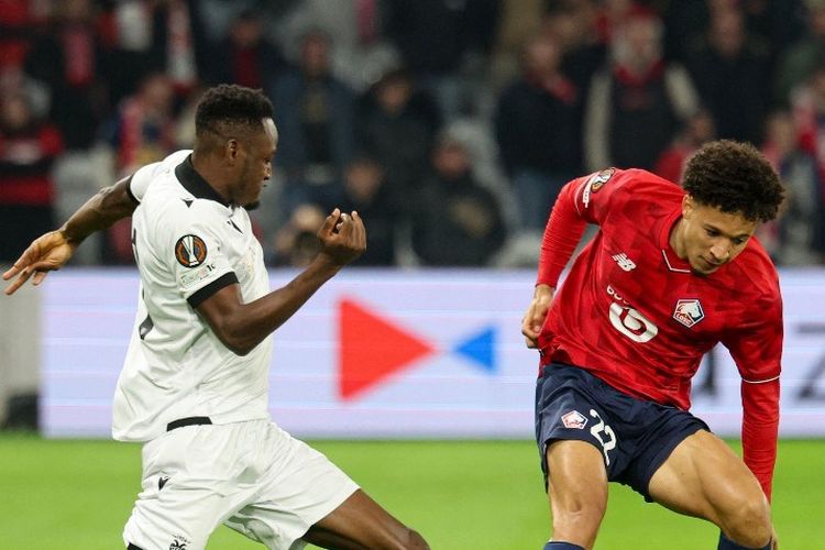 Tiago Santos (kanan) bertarung untuk mendapatkan bola dalam pertandingan Liga Europa UEFA hari 3 antara Lille vs PAOK Salonique di Stade Pierre Mauroy di Villeneuve d'Ascq, Prancis utara pada 23 Oktober 2025. (Foto oleh Francois LO PRESTI / AFP)