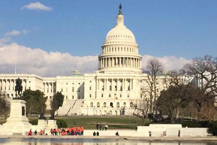US Capitol di Washington DC merupakan rumahnya anggota Congress (Senate & House of Representative). Terletak di bukit Capitol di ujung timur National Mall.