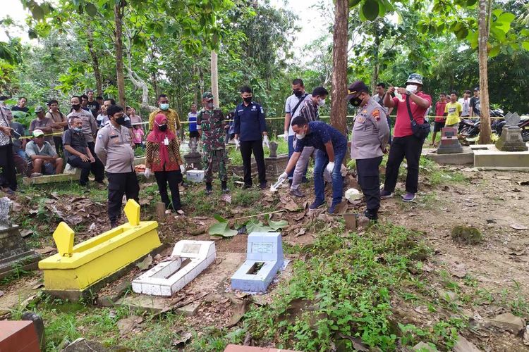 Polisi melakukan olah TKP penemuan mayat bayi perempuan di pemakaman Kendiroga, Desa Karangkemiri, Kecamatan Karanganyar, Kebumen, Jawa Tengah, Kamis (9/6/2022).