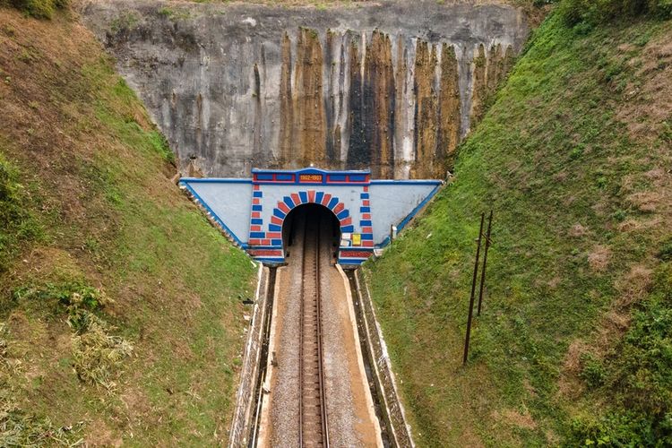 Terowongan Sasaksaat di Kabupaten Bandung Barat, salah satu terowongan kereta api terpanjang di Indonesia