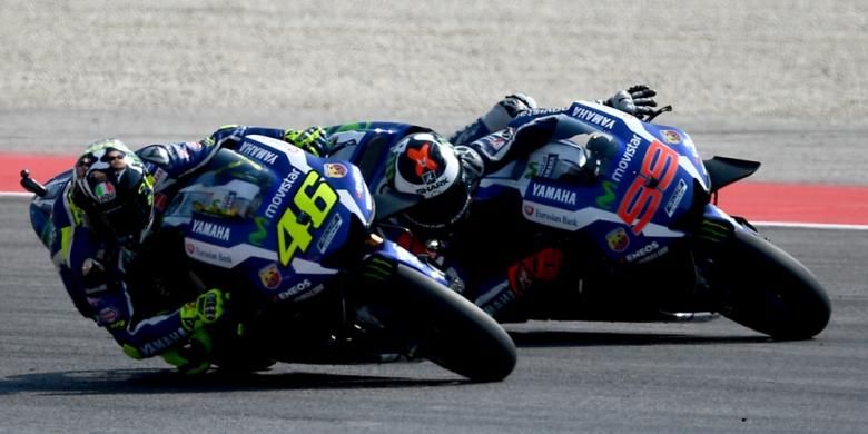 Dua pebalap Movistar Yamaha, Valentino Rossi (kiri) dan Jorge Lorenzo, bersaing ketat saat balapan GP San Marino di Sirkuit Misano, Minggu (11/9/2016).