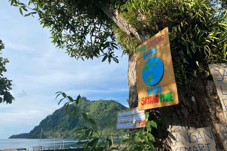 Aksi bersih-bersih pantai atau Beach Clean Up yang digelar oleh Kementerian Pariwisata dan Ekonomi Kreatif (Kemenparekraf) bekerja sama dengan Mollucas Coastal Care (MCC) dan masyarakat sekitar di Pantai Kasten, Banda Neira, pada Selasa (1/11/2022).