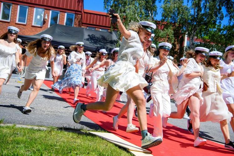 Swedia tak pernah menutup sekolah selama masa pandemi. Aktivitas berlangsung normal termasuk acara penamatan di salah satu SMA.