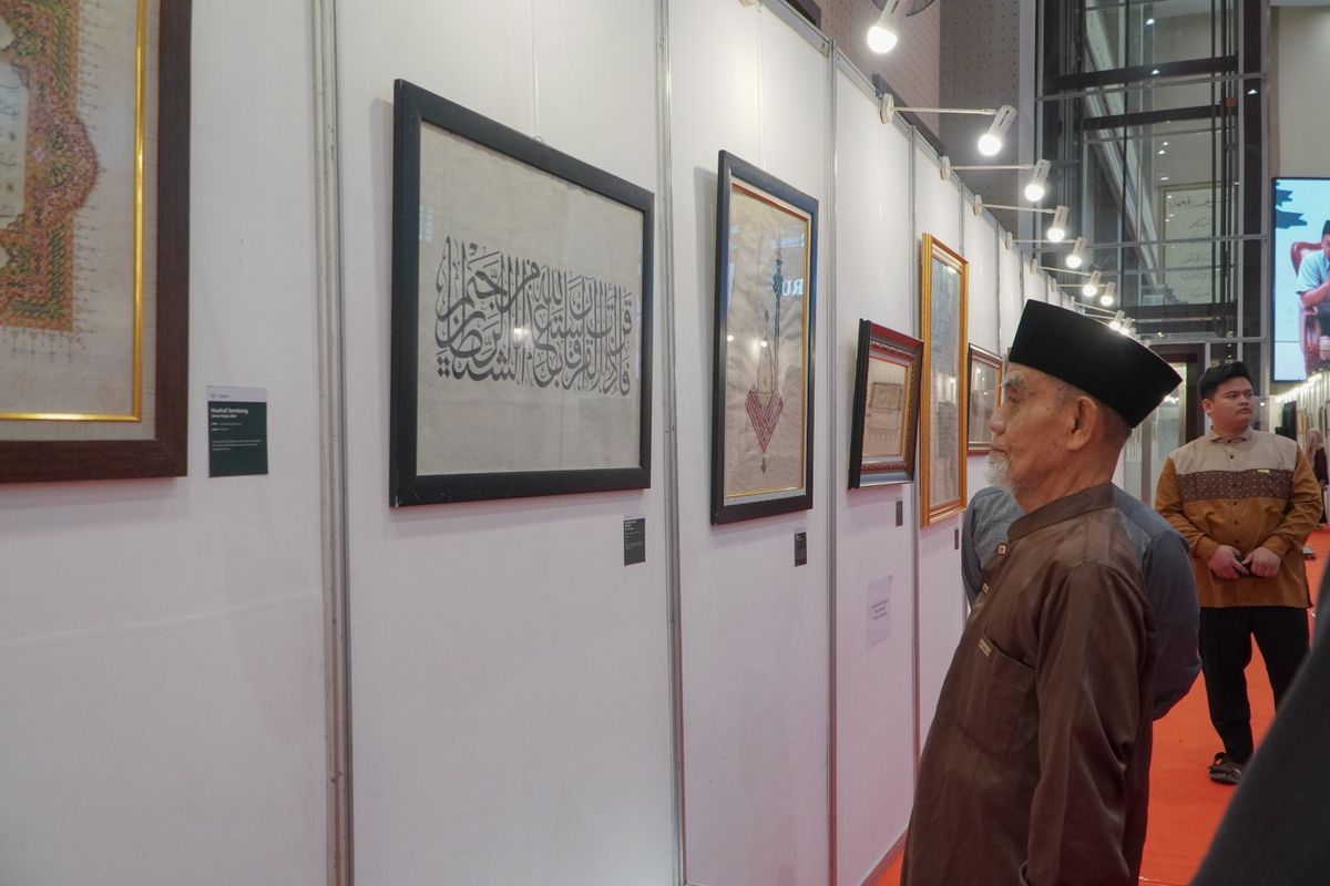 Pimpinan Pondok Modern Darussalam Gontor, K.H Hasan Abdullah Sahal saat menginspeksi kaligrafi milik peserta Festival Kaligrafi Internasional di Pondok Modern Darussalam Gontor, Kamis (10/9/2026).