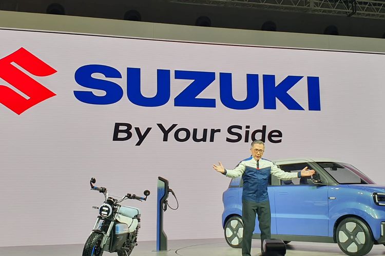 Toshihiro Suzuki, Representative Director and President of Suzuki Motor Corporation, memperkenalkan logo dan slogan baru Suzuki di Japan Mobility Show 2025.