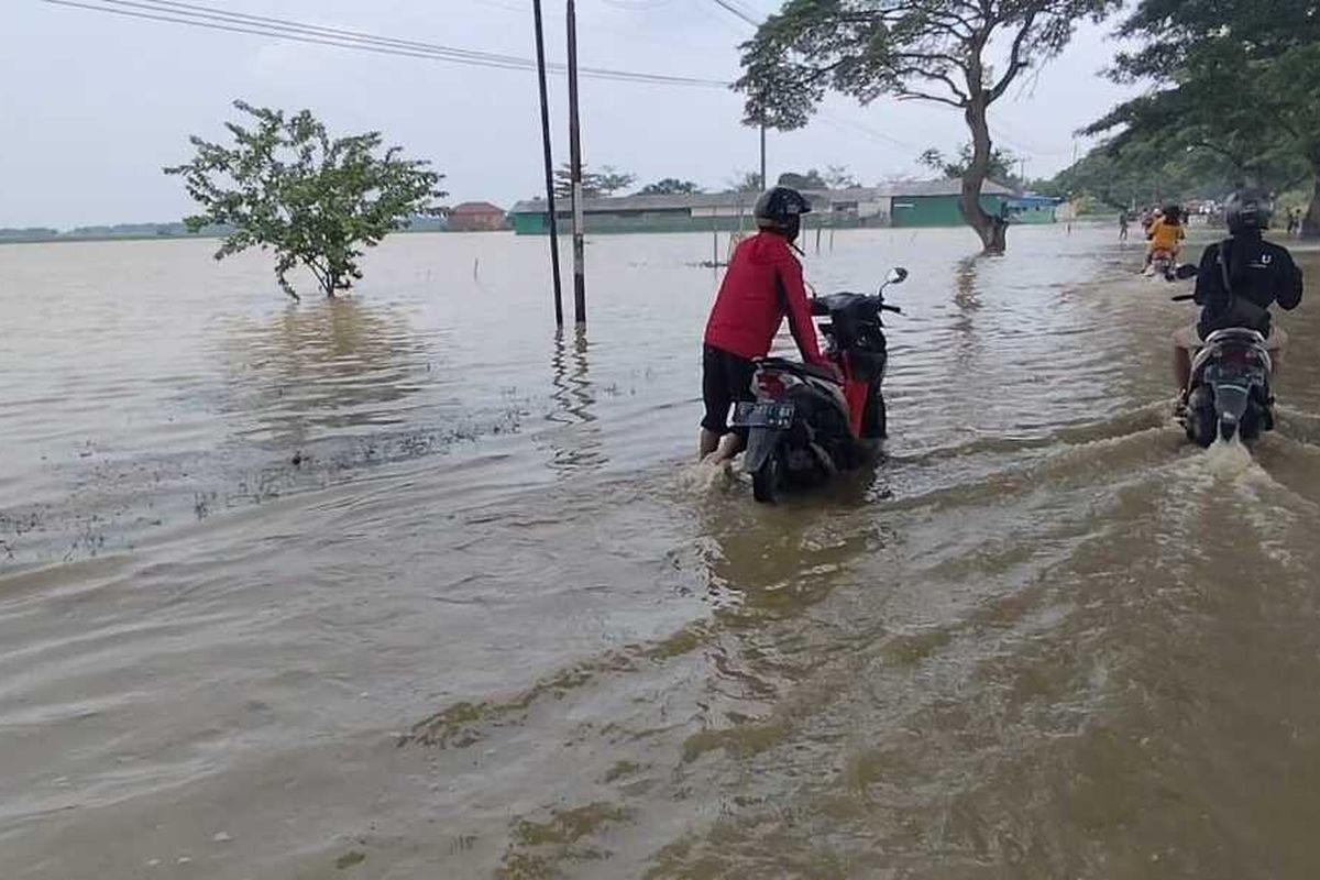 Banjir Rendam Jalur Provinsi Cirebon-Indramayu, Sejumlah Motor Mogok