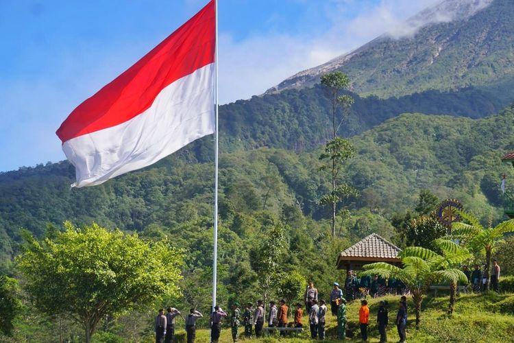 Upacara Bendera menyongsong Hari Ulang Tahun (HUT) ke-78 Republik Indonesia di Bukit Klangon, Kalitengah Lor, Kalurahan Nglagaharjo, Kapanewon Cangkringan, Kabupaten Sleman Rabu (16/08/2023).