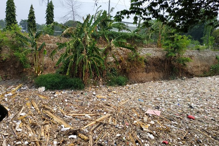 Bilah-bilah kayu, gabus, plastik, dan berbagai benda lain menutupi aliran Kali Jambe di wilayah Jatimulya, Tambun Selatan, Kabupaten Bekasi pada Selasa (12/11/2019) sepanjang lebih dari 300 meter.