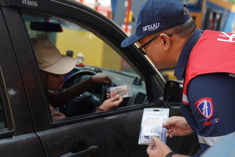 PT Hutama Karya (Persero) (Hutama Karya) membagikan ribuan merchandise edisi spesial kepada pengguna jalan tol di seluruh Ruas Tol Hutama Karya dalam memperingati Hari Pelanggan Nasional, Rabu (4/9/2024).
