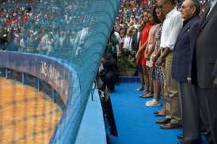 Presiden Obama dan Presiden Kuba saat mengheningkan cipta untuk korban serangan teroris di Brussels, Belgia, sebelum menyaksikan pertandingan baseball di Havana, Selasa (22/3/2016) malam.  