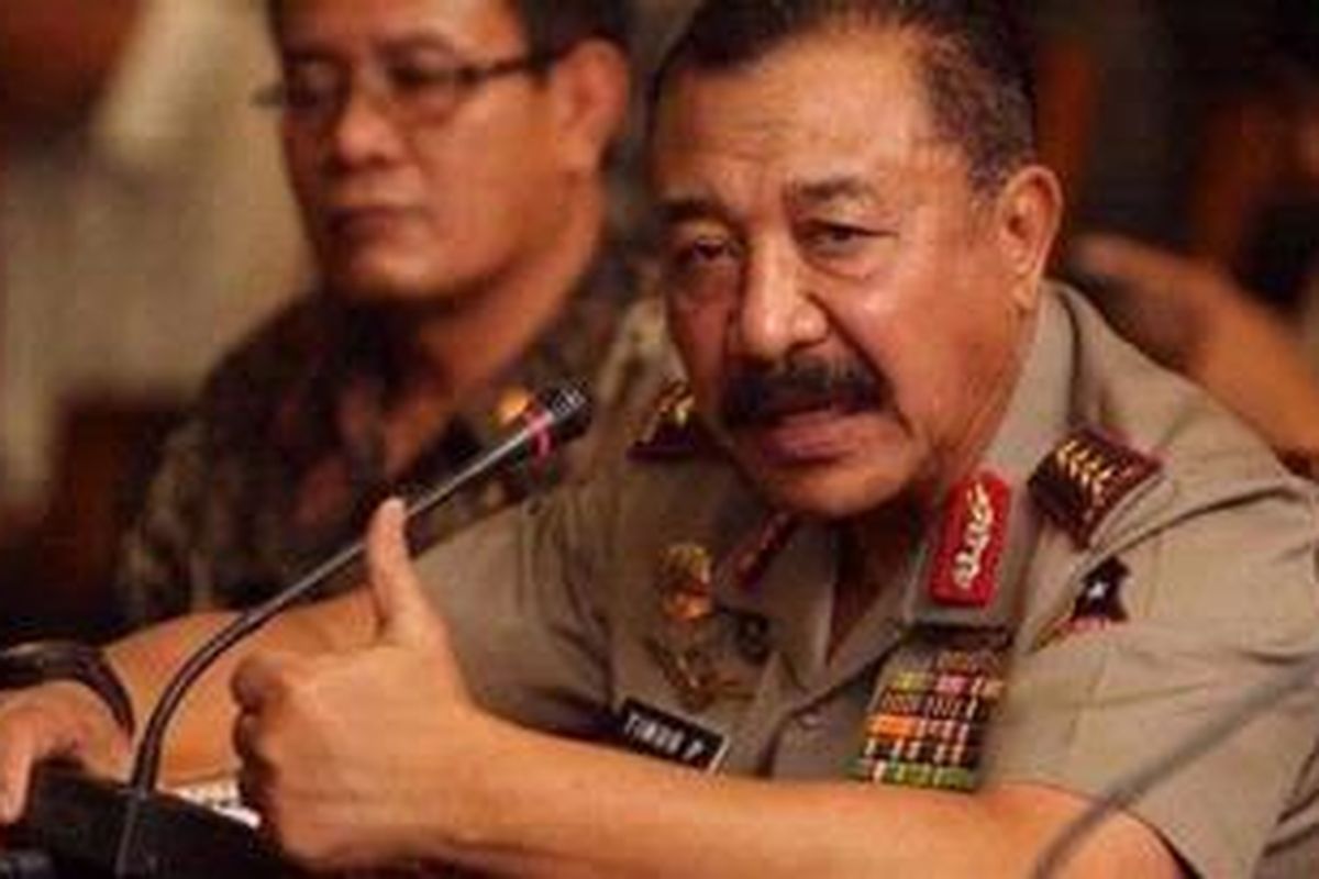 Kapolri Jenderal Polisi Timur Pradopo memberikan keterangan pers di Kementerian Politik Hukum dan Keamanan, Jalan Medan Merdeka Barat, Jakarta, Minggu (9/9/2012). Keterangan pers ini berkaitan dengan terjadinya ledakan bom rakitan di sebuah panti asuhan yatim piatu di Jalan Nusantara Raya, Beji, Depok, Jawa Barat, pada 8 September. Diduga panti tersebut merupakan kedok untuk menutupi kegiatan perakitan bom di dalam rumah. KOMPAS IMAGES/RODERICK ADRIAN MOZES