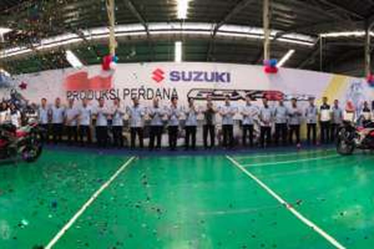 Suzuki Indomobil Motor (SIM) merayakan produksi pertama GSX-R 150 di pabrik Tambun, Bekasi, Jawa Barat, Jumat (23/12/2016).
