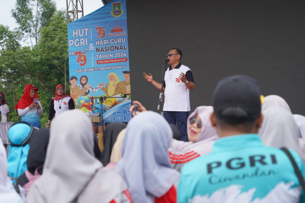 Wali Kota Cilegon Helldy Agustian memberi sambutan pada acara Hari Guru Nasional (HGN) dan HUT ke-79 PGRI di Alun-alun Kota Cilegon, Banten, Kamis (19/12/2024).