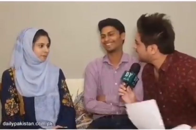 Istri Sohaib Ahmed (kiri) dan Sohaib Ahmed (tengah) saat diwawancara soal hadiah pernikahan sebidang tanah di bulan. 